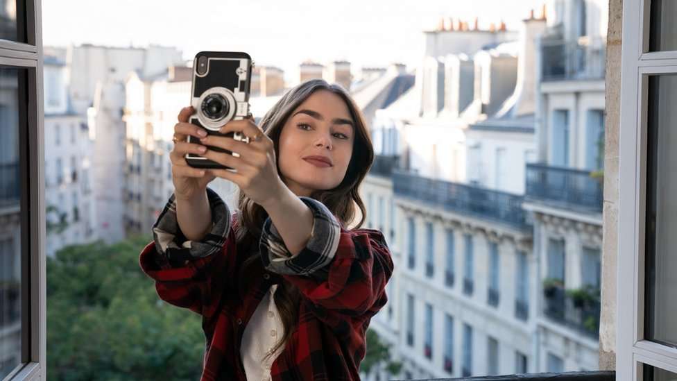 emily-in-paris-selfie.jpg