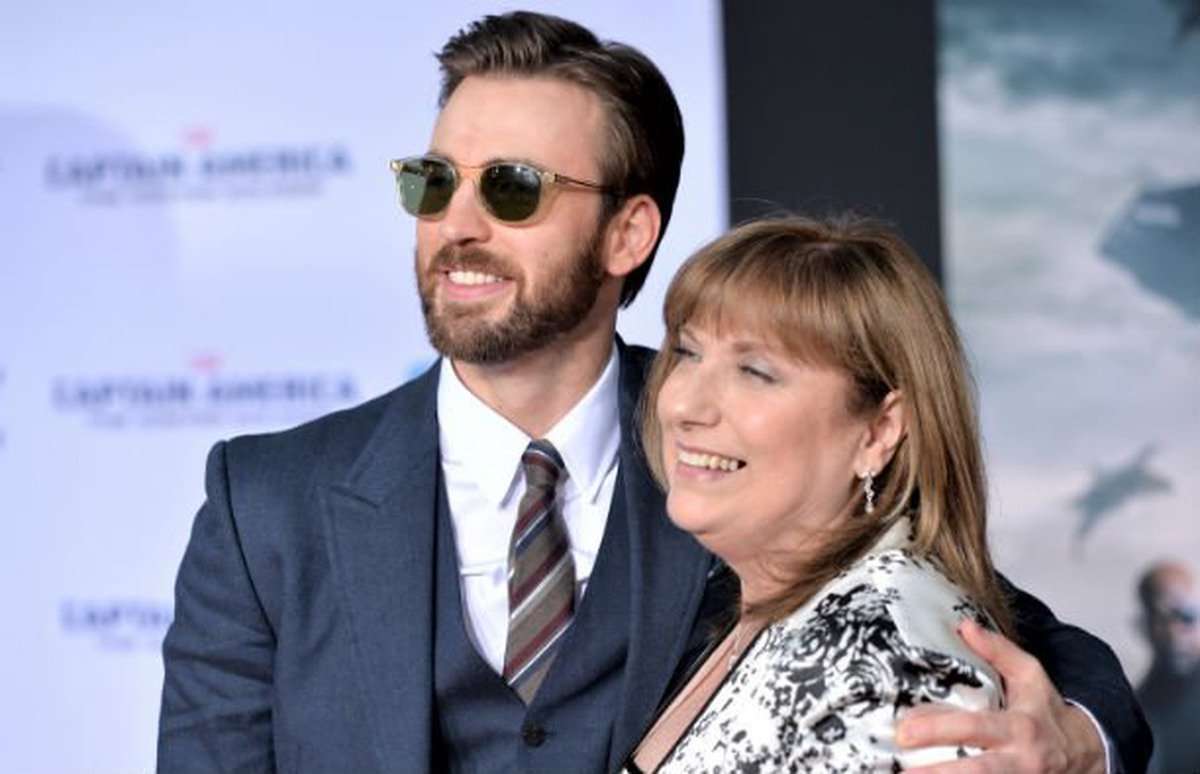 Chris-Evans-With-His-Mother-Lisa.jpg
