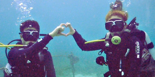 Couple Gets Married 60 Feet Underwater During Pandemic